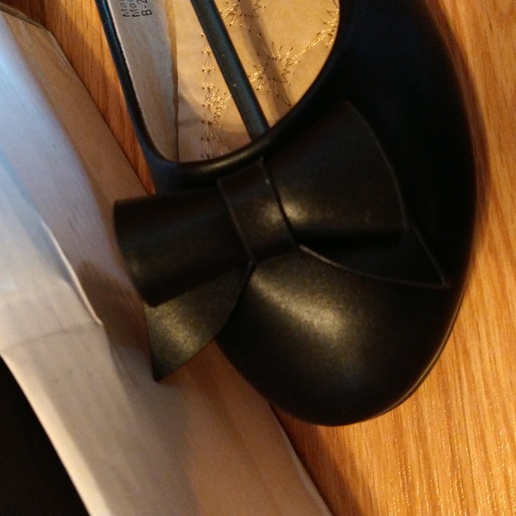 Victoria K black flags - Picture 2 of 2